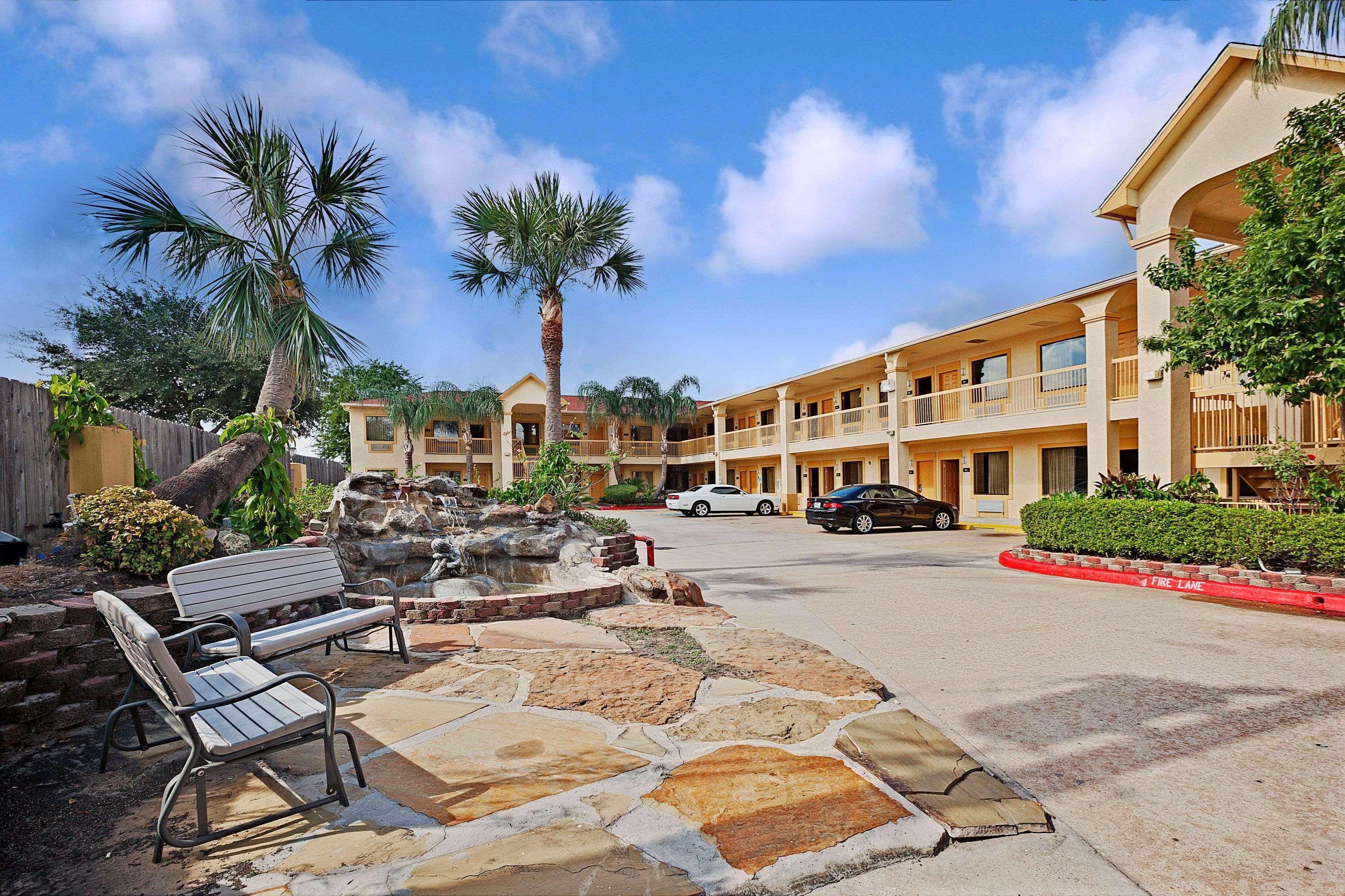 Super 8 By Wyndham Houston Hobby Airport South Hotel Exterior photo